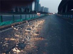 经发保洁及时清理道路抛洒，还原道路本色