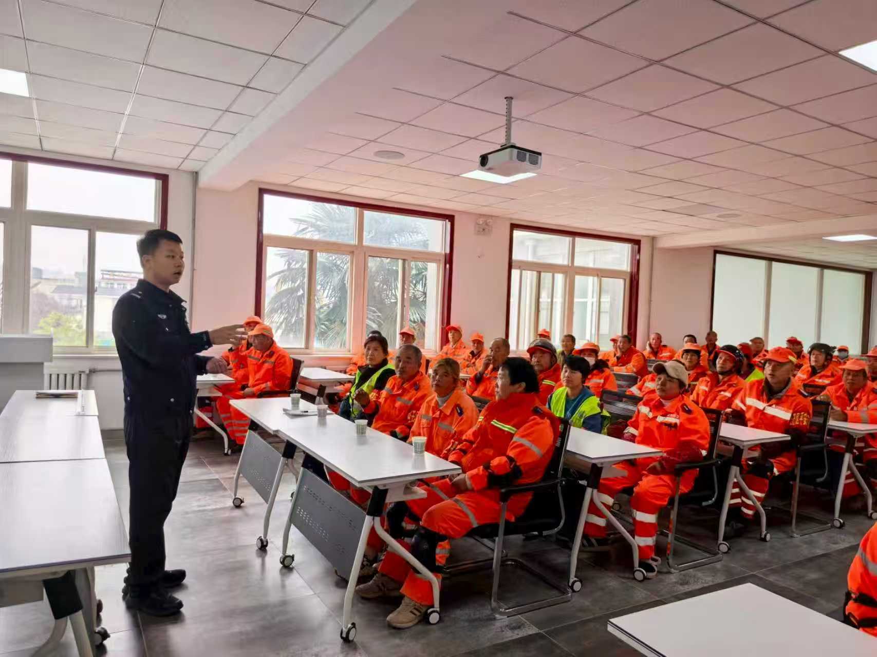 筑牢安全防线｜经发城服开展沉浸式交通安全培训