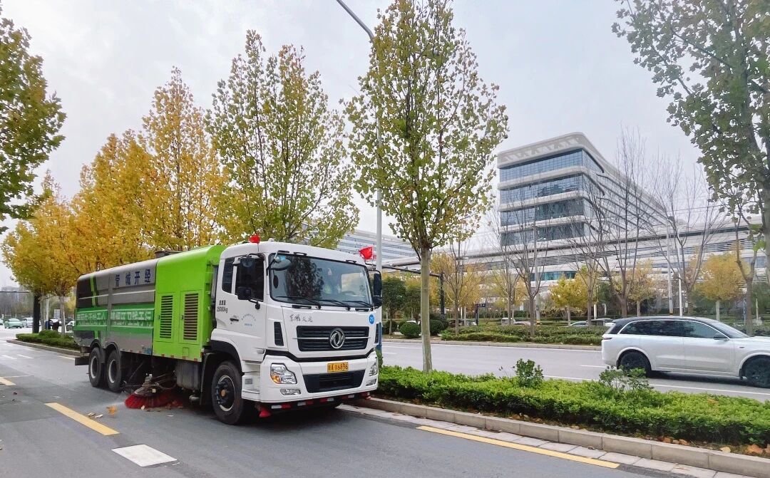 冬日风景线|落叶纷飞如画 城服守护暖寒冬